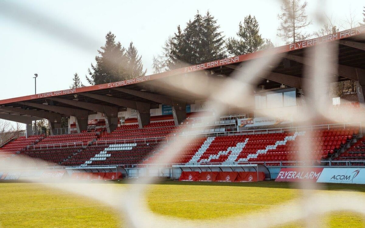 Das Stadion der Würzburger Kickers die Flyeralarm Arena im Blick das Tornetz und die Haupttribüne zu lesen ist der Schriftzug FWK Das Stadion der Würzburger Kickers die Flyeralarm Arena im Blick das Tornetz und die Haupttribüne zu lesen ist der Schriftzug FWK